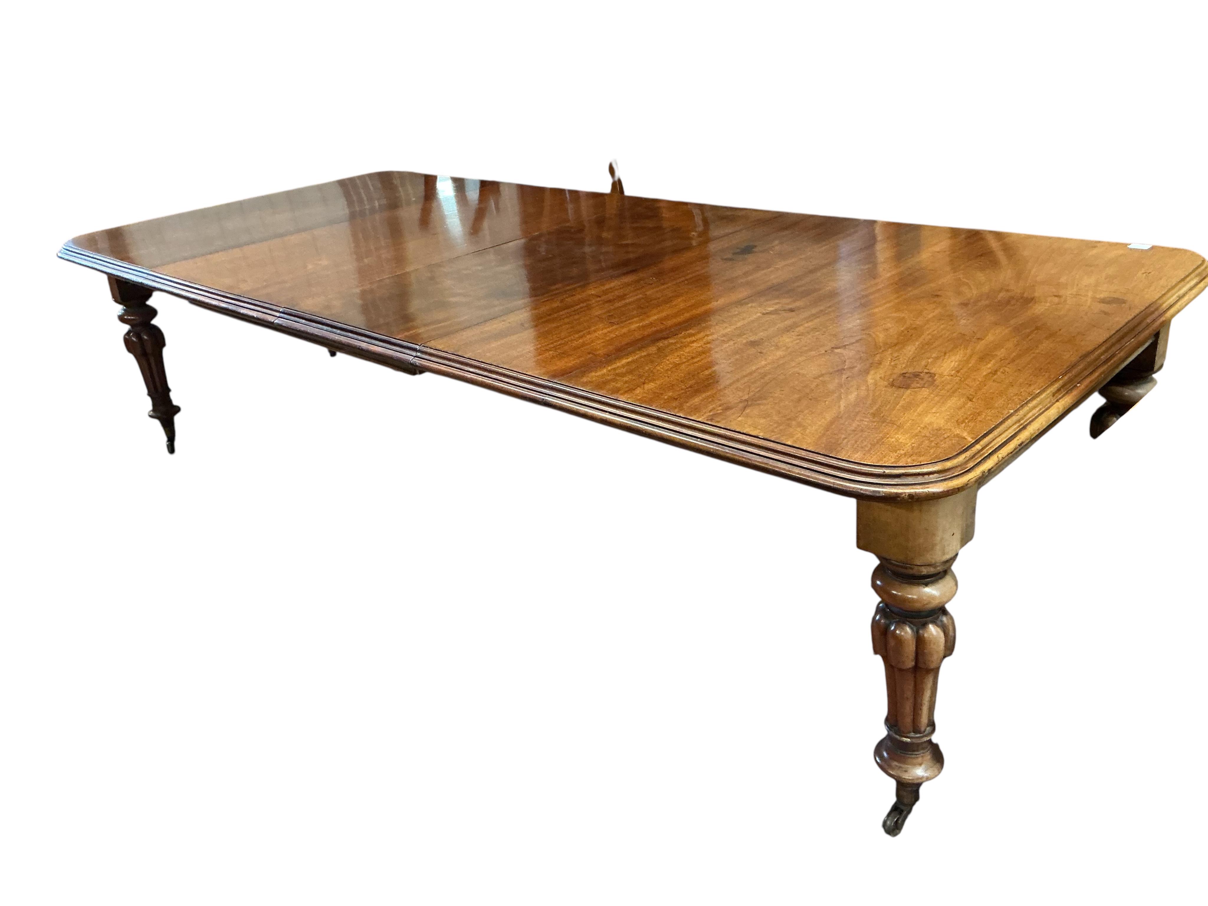 A Victorian mahogany extending dining table, width 285cm extended, three spare leaves